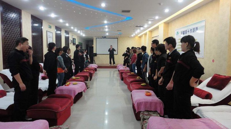 10月3日愛足康總經(jīng)理趙紅星先生和部分員工一起過中秋節(jié)，國慶節(jié)！