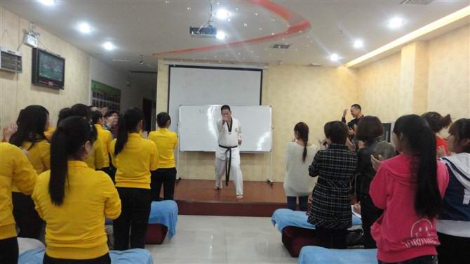 10月24日愛(ài)足康直營(yíng)店員工培訓(xùn)學(xué)習(xí)留影！