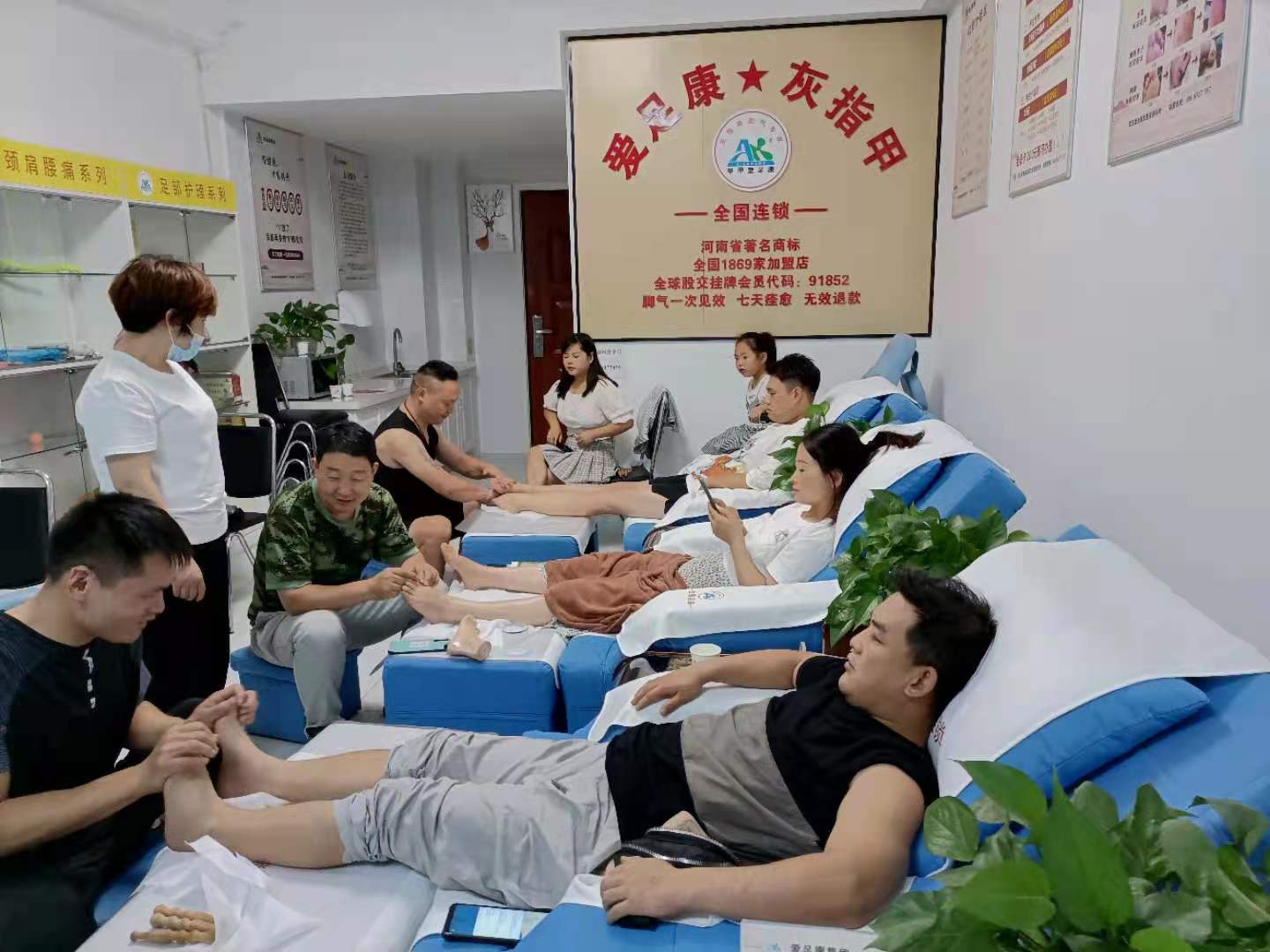 愛(ài)足康第52期公益培訓(xùn)班-桃木棒足療學(xué)員實(shí)操中 每月逢六開(kāi)班，歡迎各地朋友報(bào)名參加交流學(xué)習(xí)。 報(bào)名電話：400-6767-317