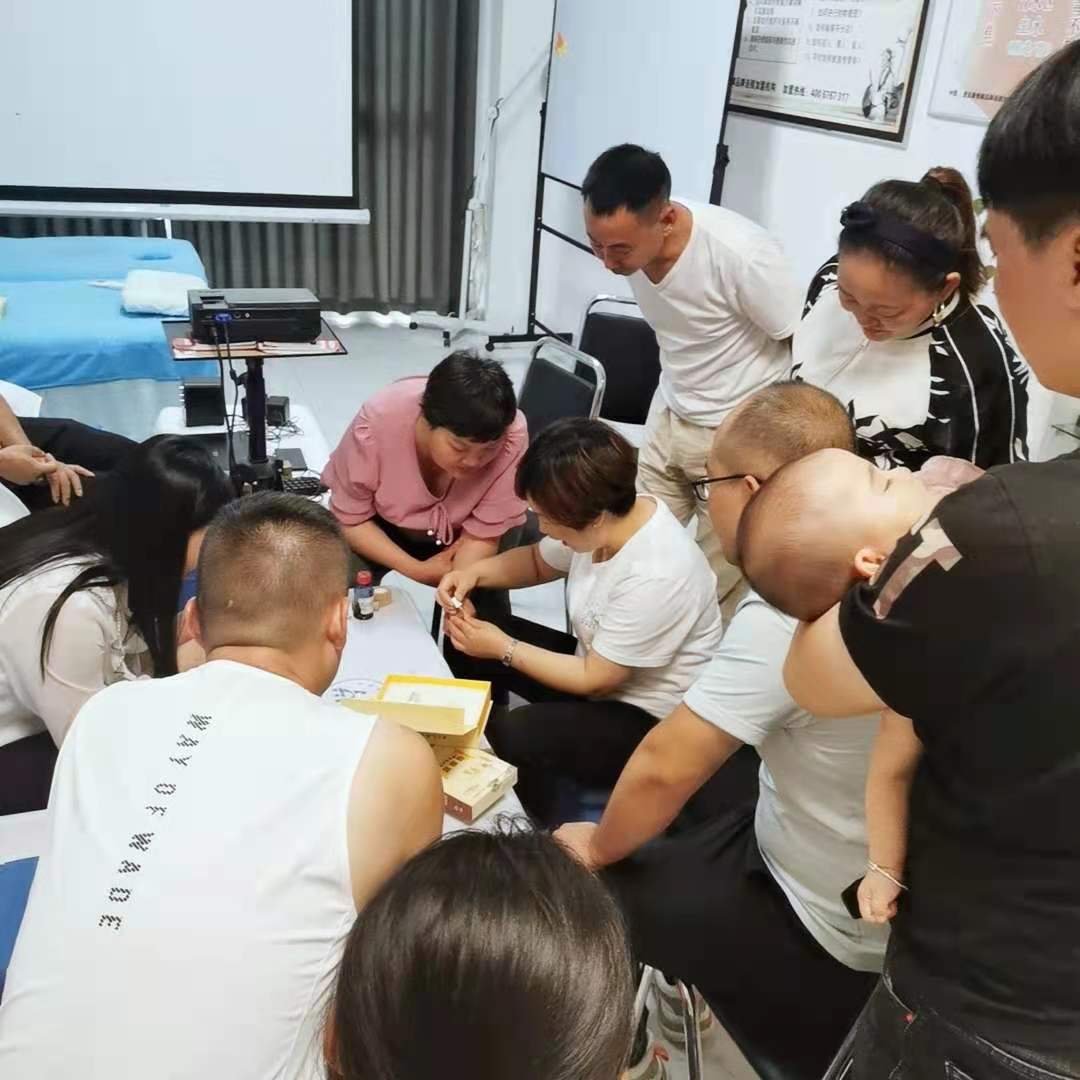 《30分鐘祛除灰指甲+3D可視采耳》第156，歡迎來自駐馬店、山西、靈寶、山東等家人們前來愛足康總部學(xué)習(xí) 現(xiàn)場楊老師正在為大家講解+實(shí)操《30分鐘祛灰甲整個(gè)操作流程》