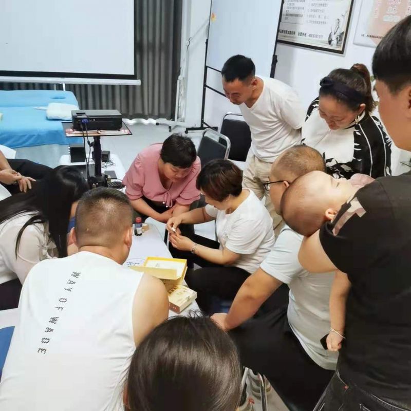 《30分鐘祛除灰指甲+3D可視采耳》第156，歡迎來自駐馬店、山西、靈寶、山東等家人們前來愛足康總部學習 現(xiàn)場楊老師正在為大家講解+實操《30分鐘祛灰甲整個操作流程》