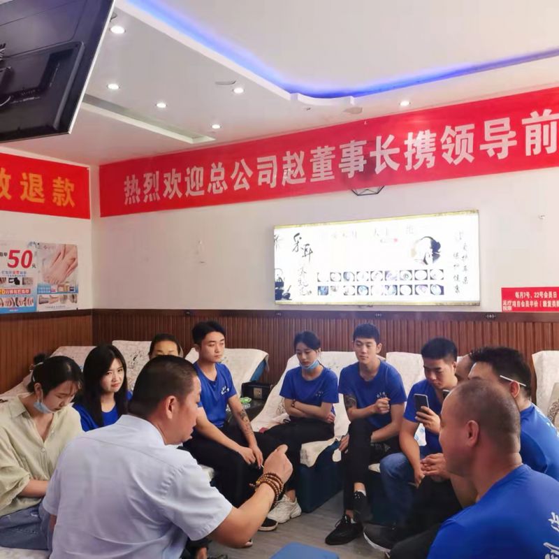 南陽唐河劉派修腳果斷加盟愛足康，劉老板邀請趙總到店內(nèi)給員工集體培訓(xùn)《腳病溝通話術(shù)》，大家熱情接待，積極互動，受益匪淺。