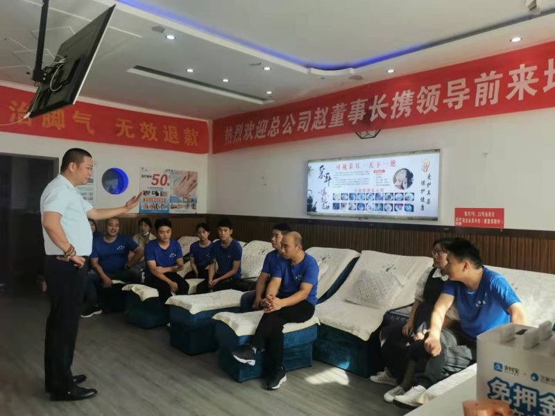 南陽市新加盟商劉占邀請趙總到店內(nèi)給員工做腳病溝通話術(shù)培訓(xùn)，趙總4點(diǎn)就起床了，我們一起趕往加盟店，也很高興能為劉老板帶來幫助。 現(xiàn)場大家積極互動，認(rèn)真聽講